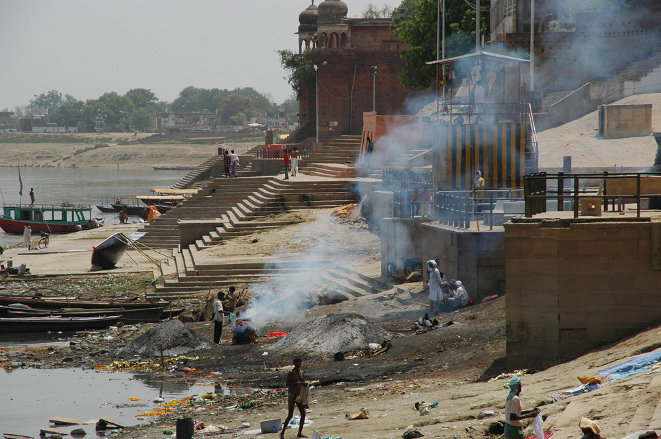 http://www.tropicalisland.de/india/uttar_pradesh/varanasi/images/VNS%20Varanasi%20or%20Benares%20-%20Harishchandra%20Ghat%20is%20a%20secondary%20burning%20Ghat%20used%20for%20cremation%203008x2000.jpg